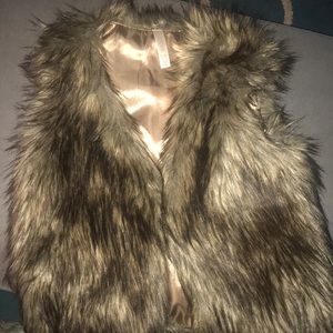 Used faux fur girls vest